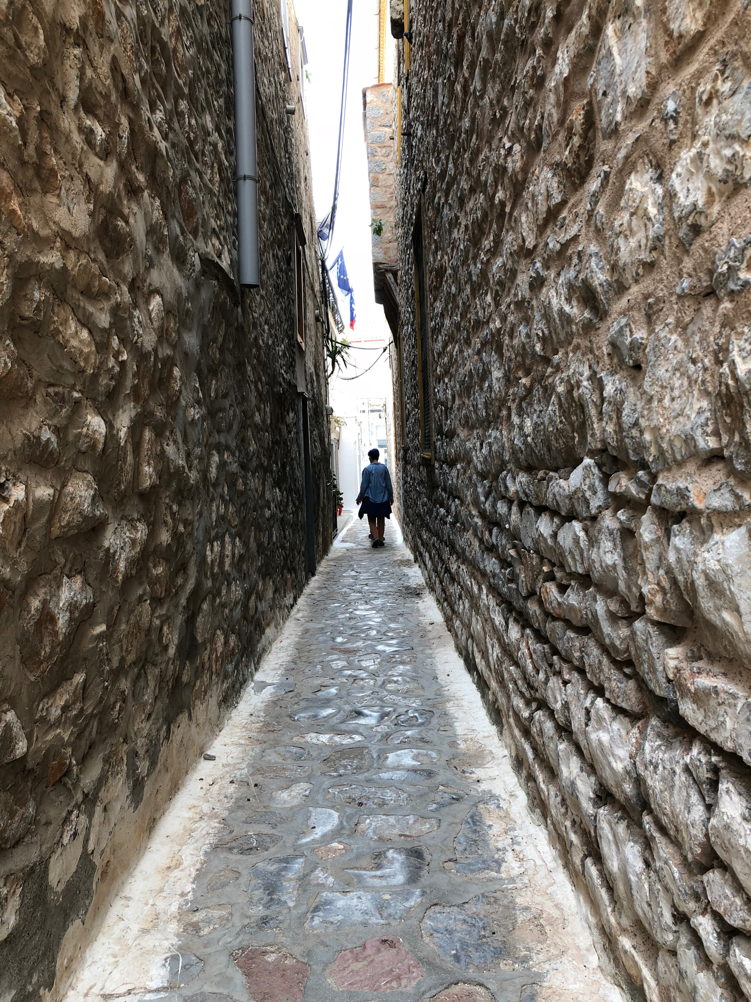 A slightly extreme example of what passes for a &ldquo;street&rdquo; in Hydra.