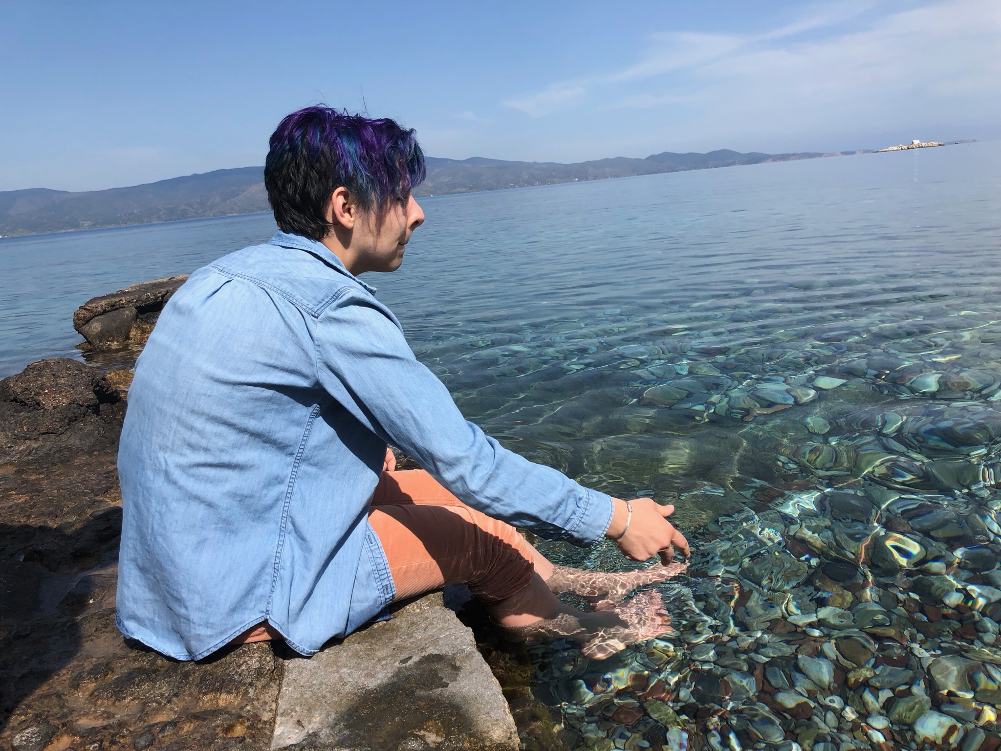 …and in the crystal clear water. She had to be careful because there were sea urchins in the crevices between rocks. But you could see them easily.