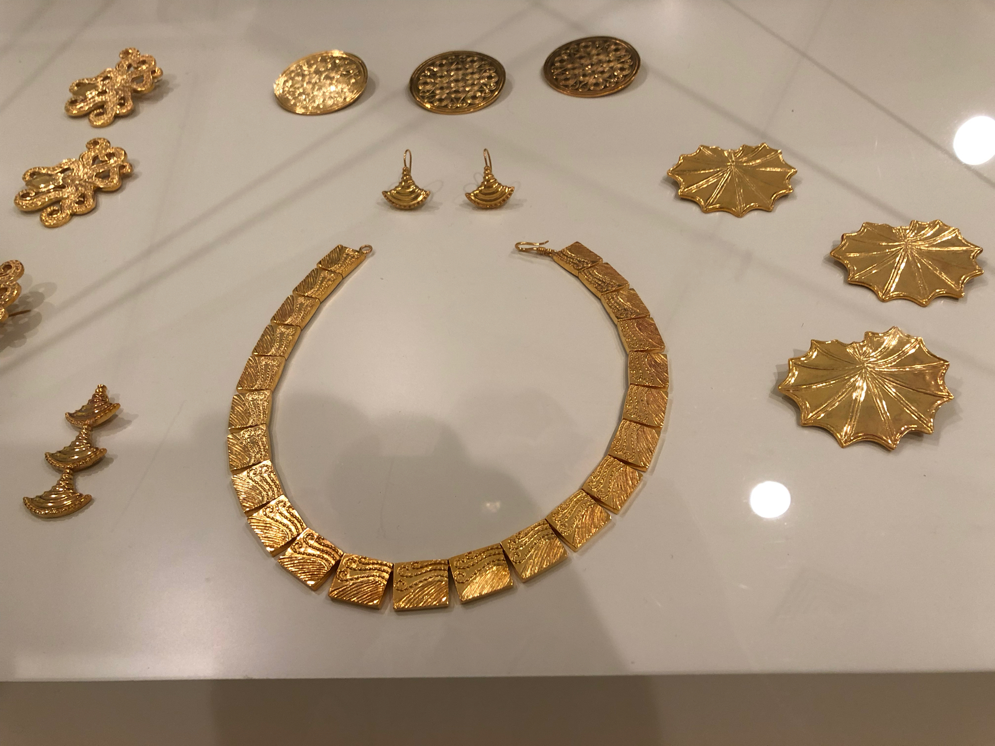 3,000+ year old gold necklace found in the burial shafts. Stylish!