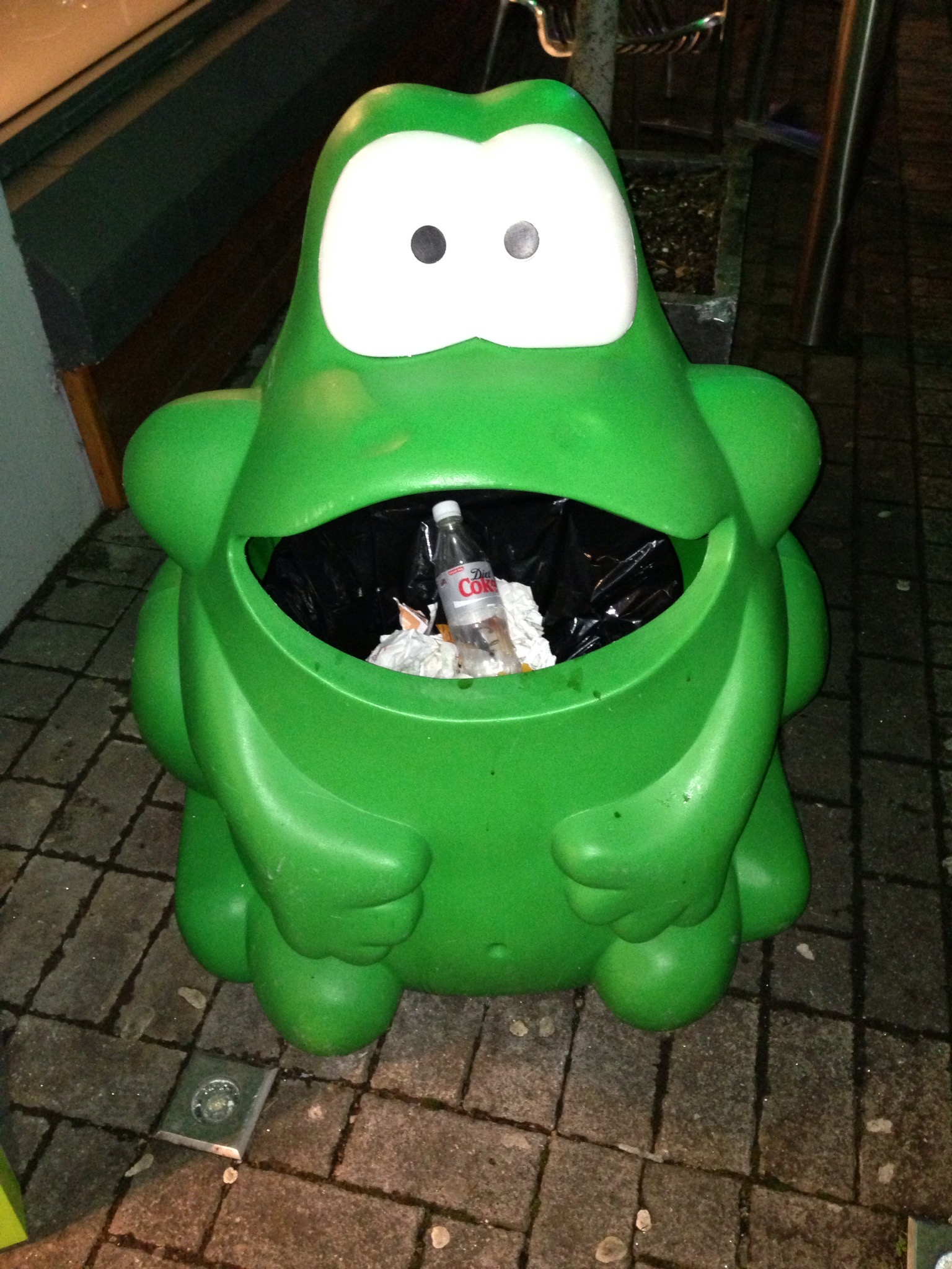 A funny frog trash can.